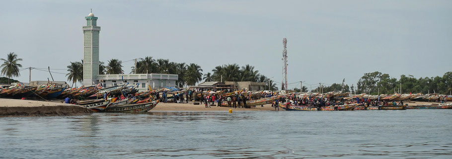 Sénégal : port de pêche et mosquée de Djiffer vus du delta du Saloum