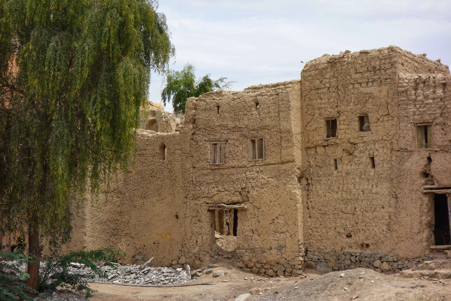 Oman, maisons en ruine à Bahla près du fort