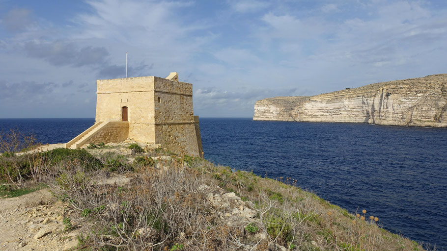 Malte, Gozo : tour et falaises de Xlendi