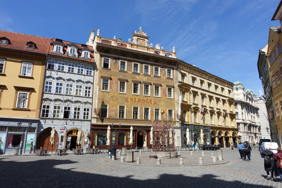 Prague : Male Namesti fountain et Hard Rock Cafe