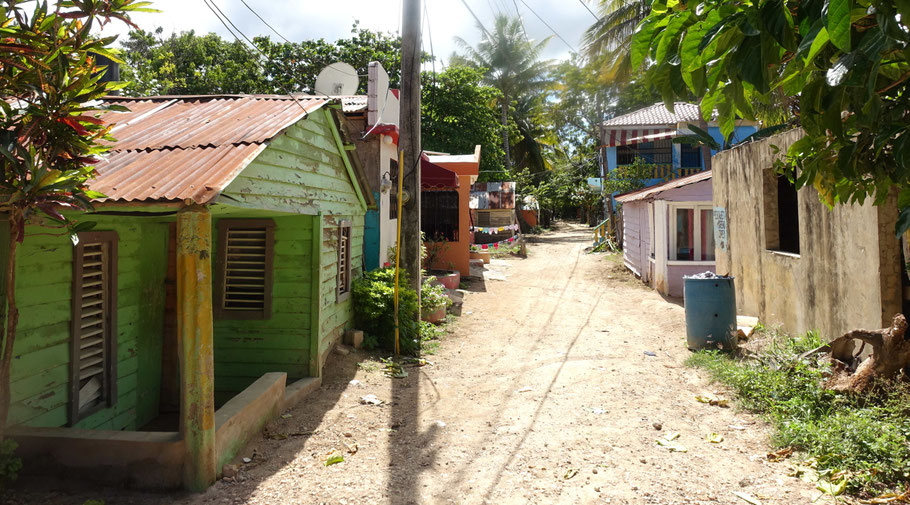 République Dominicaine, ruelles et cabanes à Punta Rucia 