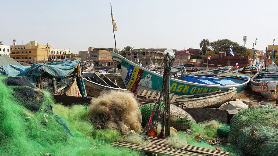 Saint-Louis, Guet N'Dar : pirogues de pêcheurs le long du fleuve Sénégal