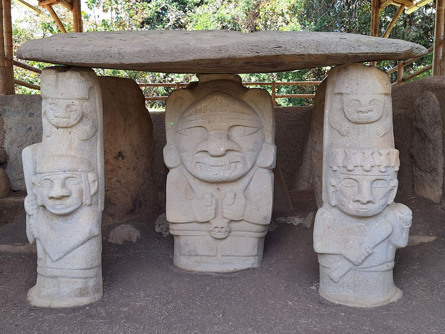 Colombie, par archéologique de San Agustin : ensemble de statues de la Mesita B