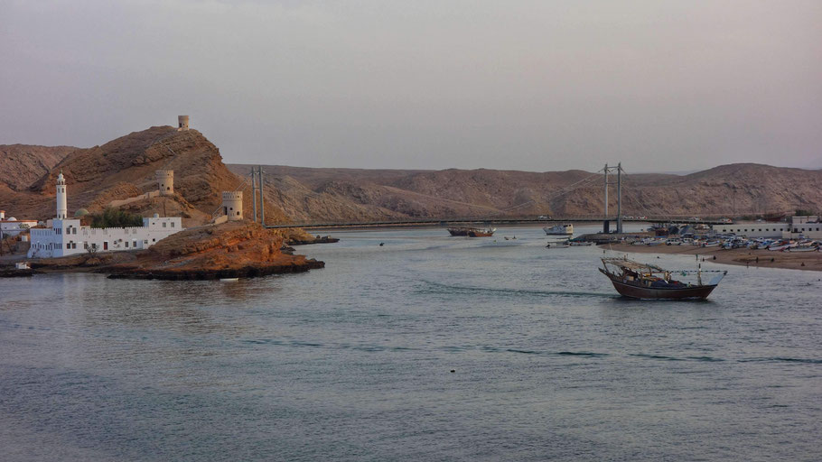 Oman, Sur : le pont suspendu, les tours et la mosquée d'Al Ayjah