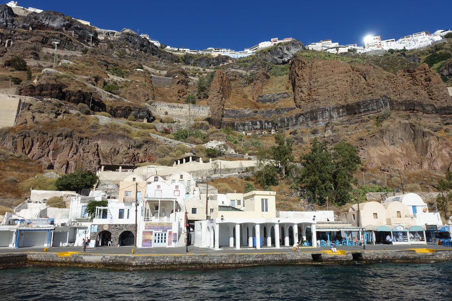 Grèce, Cyclades : quai du vieux port de Santorin et au-dessus, le chemin permettant de remonter à Fira