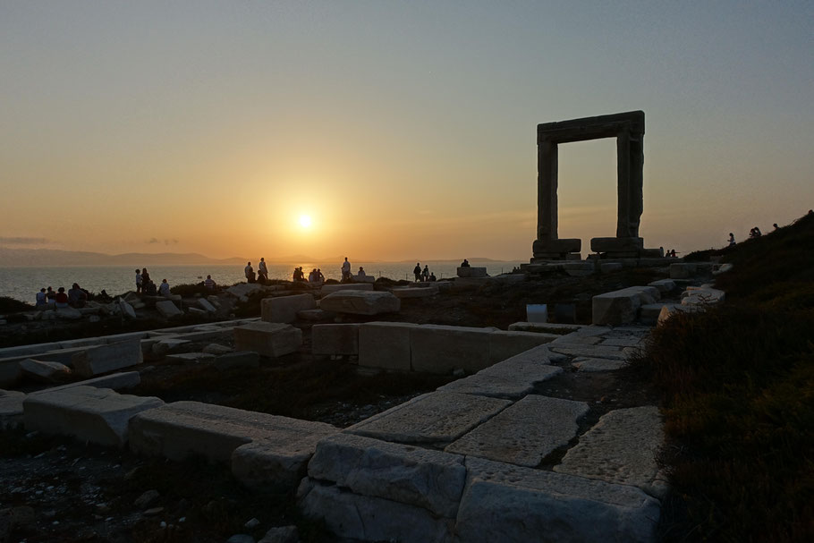 Grèce, Cyclades : Naxos, coucher de soleil sur les ruines et la Portara du temple inachevé d'Apollon