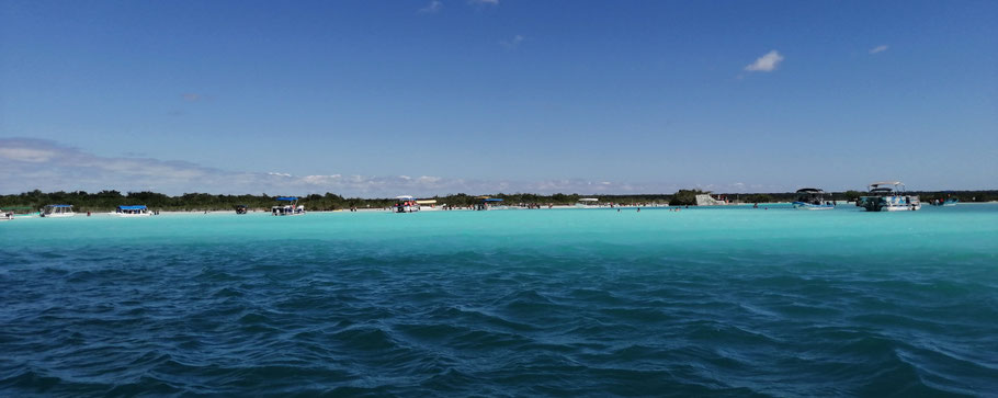 Mexique, Yucatan : lagune de Bacalar, bateaux devant l'entrée du canal des Pirates