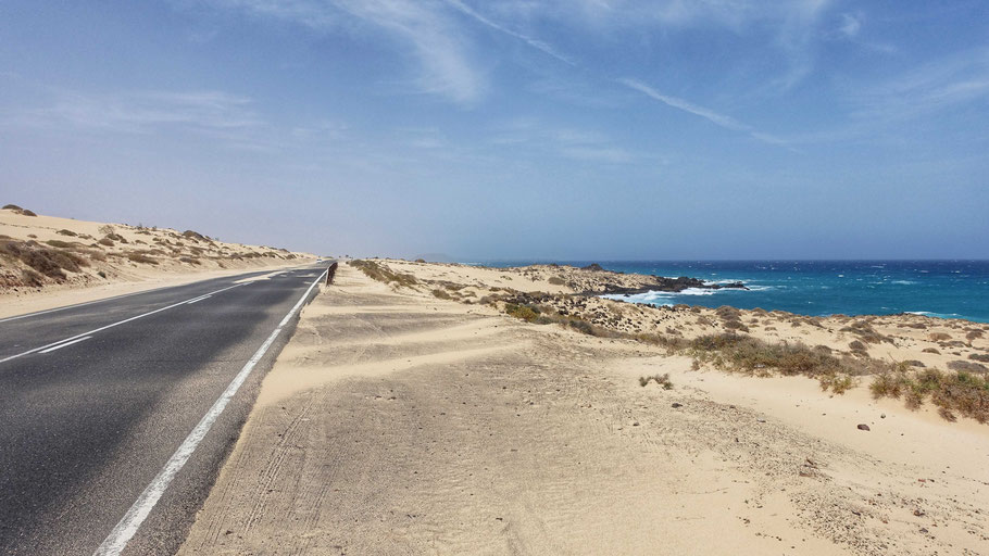 Fuerteventura : la magnifique route FV-104 qui traverse tout le parc de Corralejo