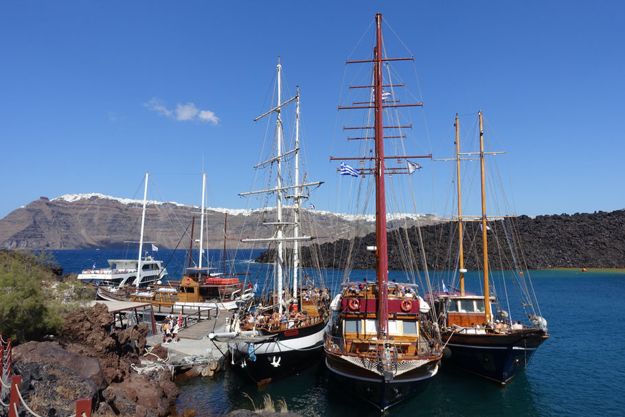 Grèce, Cyclades : vue sur Fira depuis le volcan de Santorin