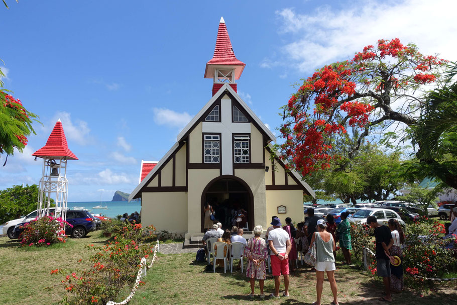 Ile Maurice : messe le dimanche dans (et devant) la petite église de Cap Malheureux
