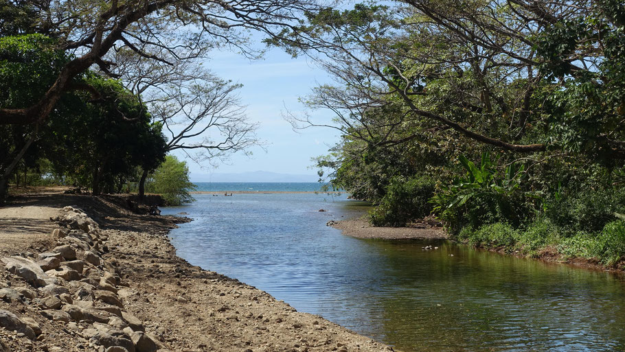 Costa Rica : petit rio séparant Playa Tarcoles de Playa Azul