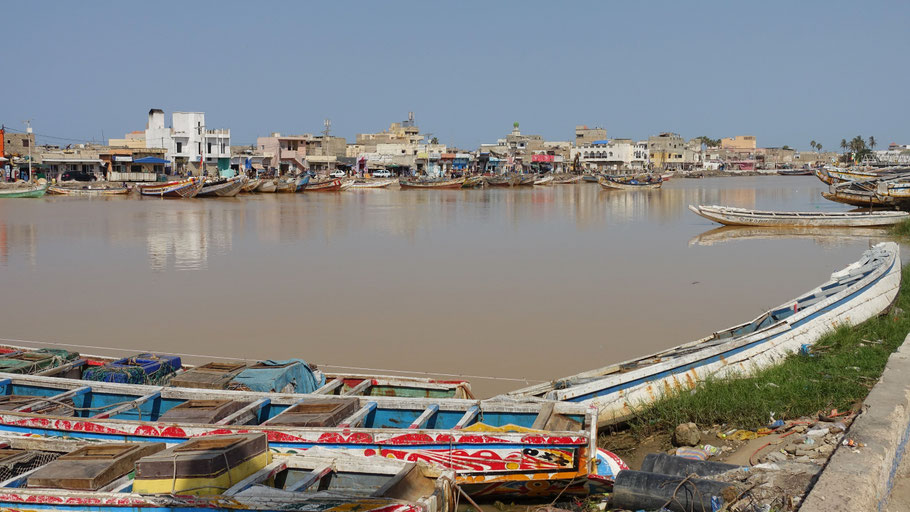 Pirogues dans le port de pêche de Saint-Louis du Sénégal