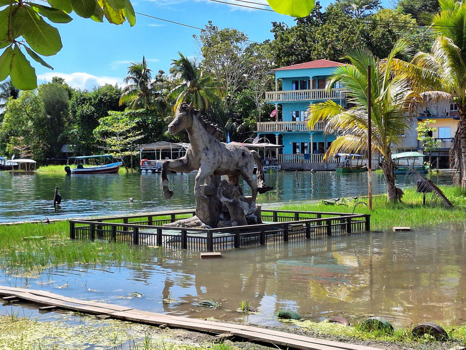 Guatemala, Petén Itzá : sculpture monumentale du cheval de Cortes à San Miguel