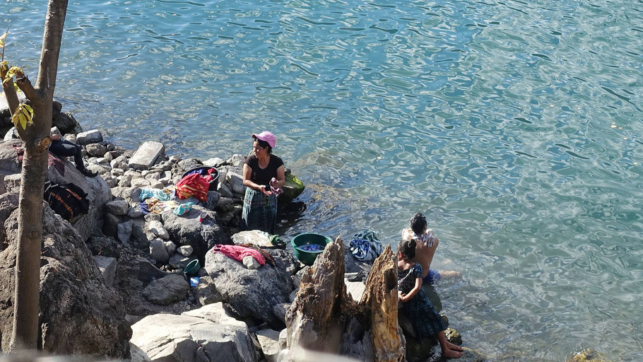 Guatemala, San Pedro La Laguna : lessive et toilette dans le lac Atitlán