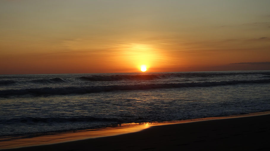 Costa Rica, plage de Matapalo : coucher de soleil avec un ciel plus dégagé