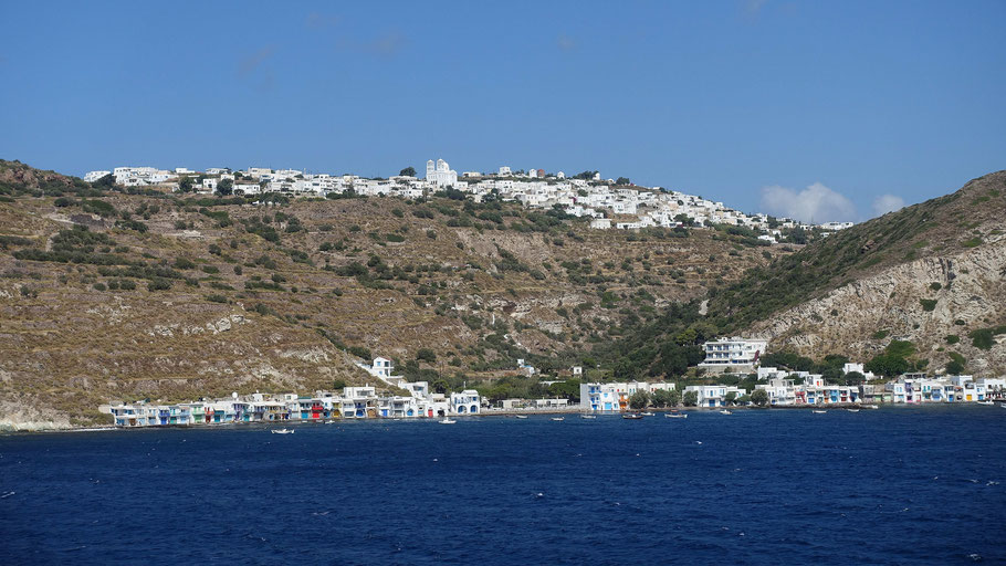 Grèce, Cyclades : Milos, Plaka et le port de pêche de Klima en quittant la baie de Milos en ferry