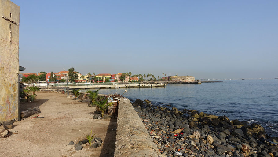 Sénégal, Gorée : vue sur l'embarcadère et le fort d'Estrées