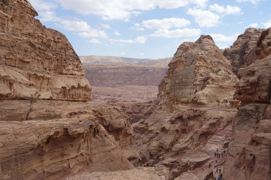 Jordanie, Pétra : panorama sur les tombes royales en montant vers le monastère Ed Deir