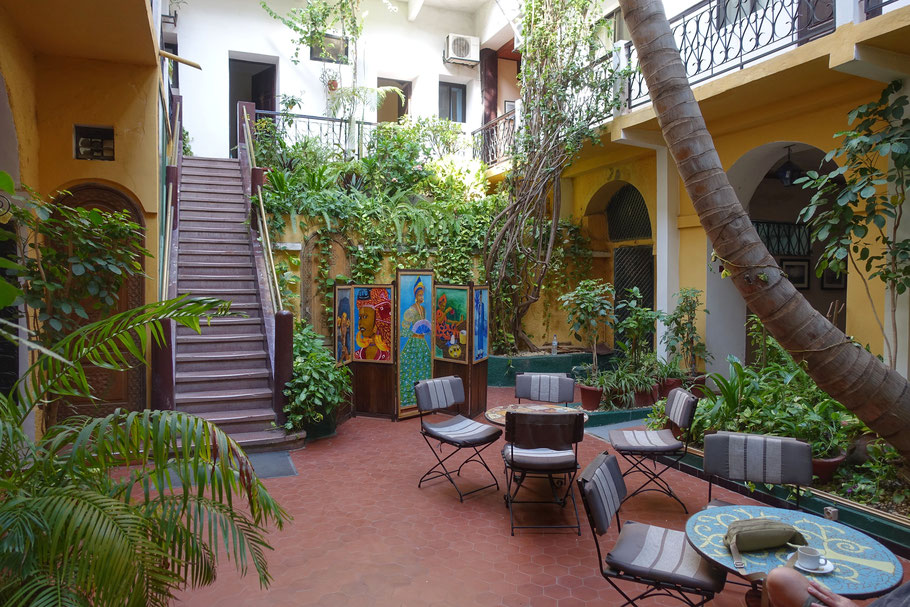 Sénégal, Saint-Louis : le verdoyant patio de l'hôtel de la Poste