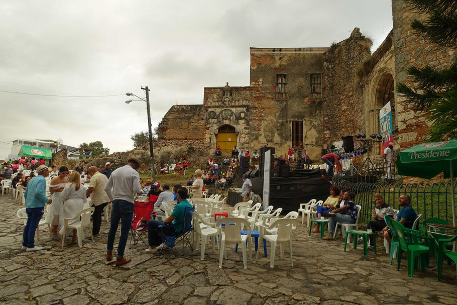 Tous les dimanches soirs vers 18 h, un grand concert de musique cubaine est organisé en plein air devant les ruines du monastère de San Francisco