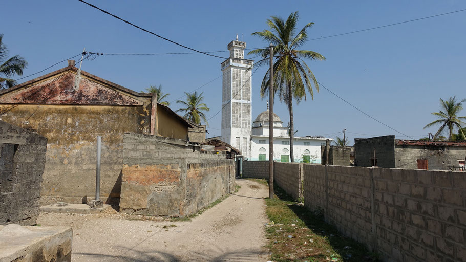 Sénégal, Sine Saloum : ruelle menant à la mosquée de Falia