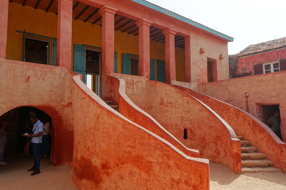 Sénégal, île de Gorée : escalier à double flèche de la Maison des Esclaves