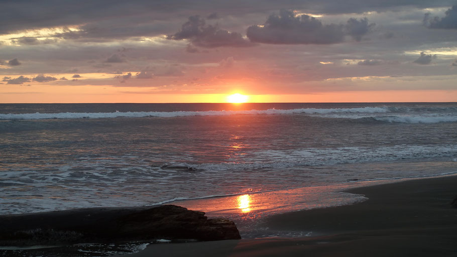 Costa Rica, plage de Matapalo : coucher de soleil, chaque soir différent...