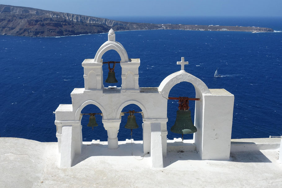 Grèce, Cyclades : Santorin, quatre cloches d'église à Oia