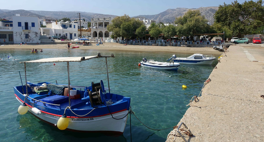 Grèce, Cyclades : Naxos, la jetée du port de pêche de Moutsouna et sa plage, où l'on peut déjeuner tranquillement face à la mer...