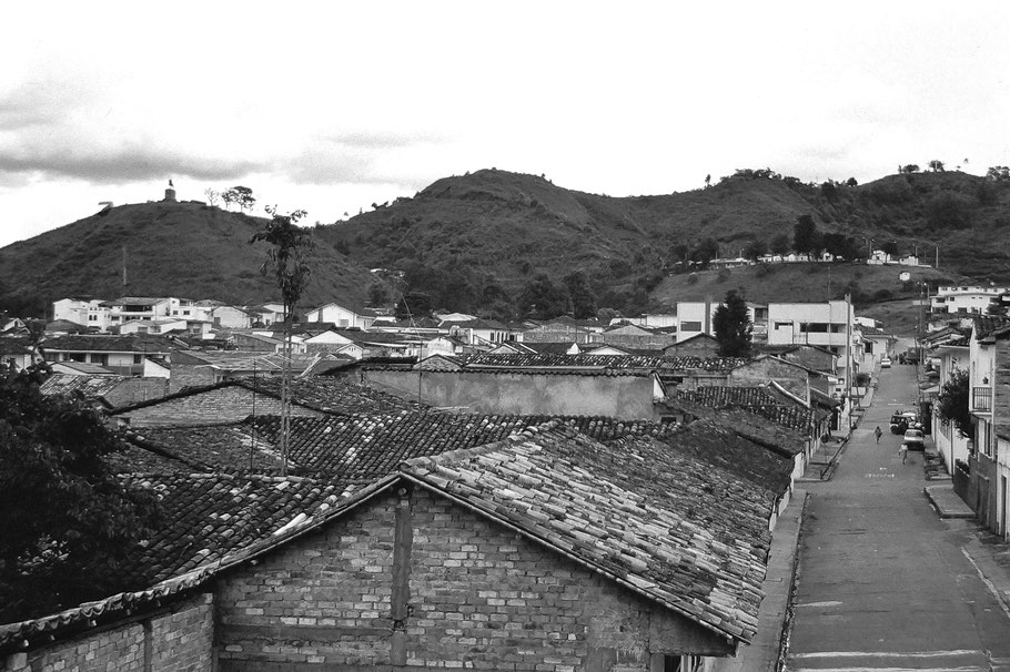 Colombie, Popayán : vue du pont del Humilladero sur la calle 2 en 1986