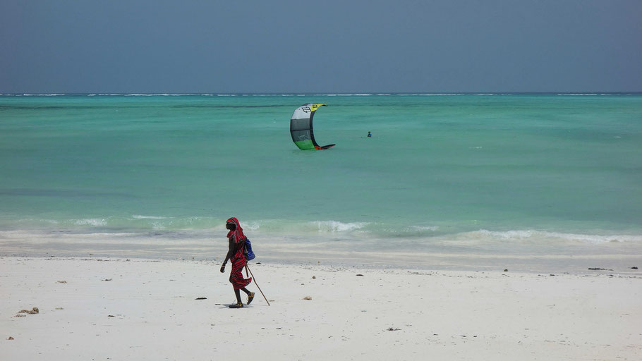 Zanzibar : massaï sur la superbe plage de Paje