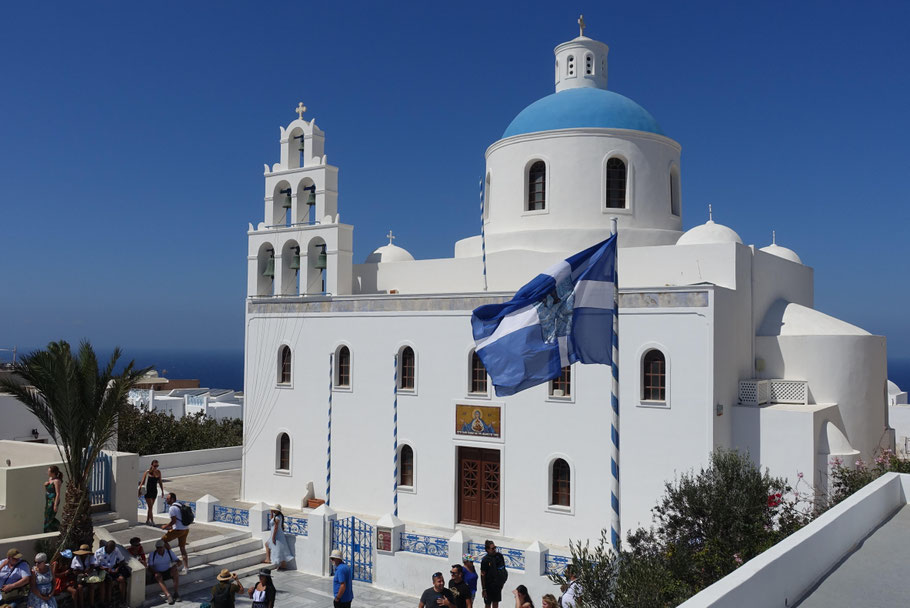 Grèce, Cyclades : Santorin, située au coeur d'Oia, sur la place principale, l'église de Panagia Platsani est la plus célèbre et la plus impressionnante  