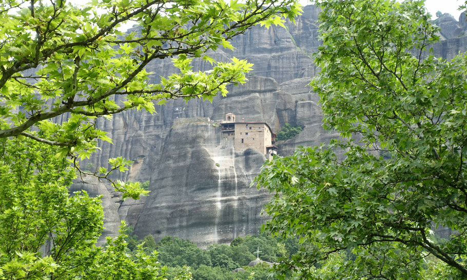 Monastère Saint-Nicolas vu du sentier venant de Kastraki