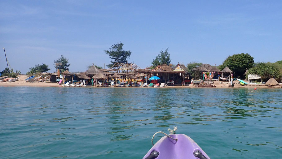Sénégal, La Somone, restaurants de l'embouchure et à droite Omar Surf Somone où nous avons loué nos kayaks