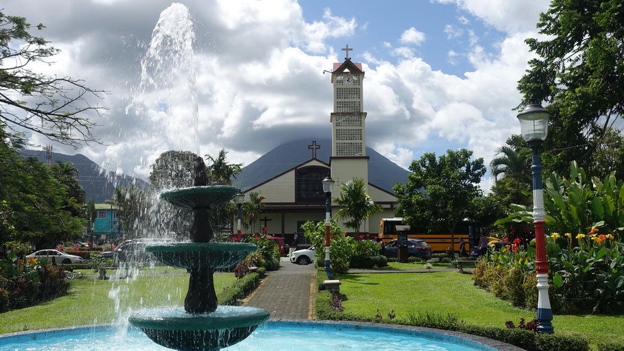 Costa Rica, La Fortuna : fontaine du parc public avec le volcan Arenal en arrière plan