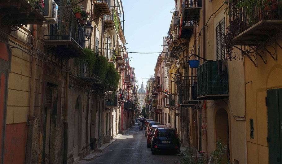 Sicile, Palerme : Via Porta di Castro, entre l'Église Saint-Jean des Ermites et le Palais des Normands