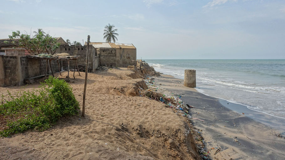 Sénégal, Siné Saloum : littoral de Palmarin grignoté par l'océan 