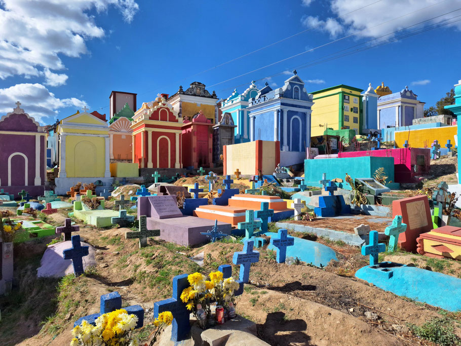 Guatemala : cimetière coloré de Chichicastenango