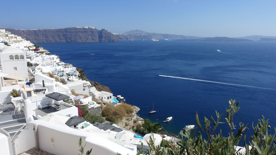 Grèce, Cyclades : Santorin, superbe panorma sur Oia et la caldeira avec Fira au loin