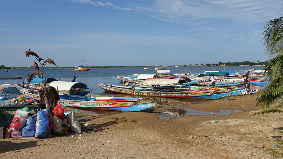 Sénégal, Sine Saloum : embarcadère et pirogues à N'Dangane