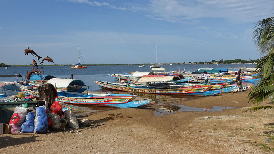 Sénégal, Sine Saloum : embarcadère et pirogues à N'Dangane