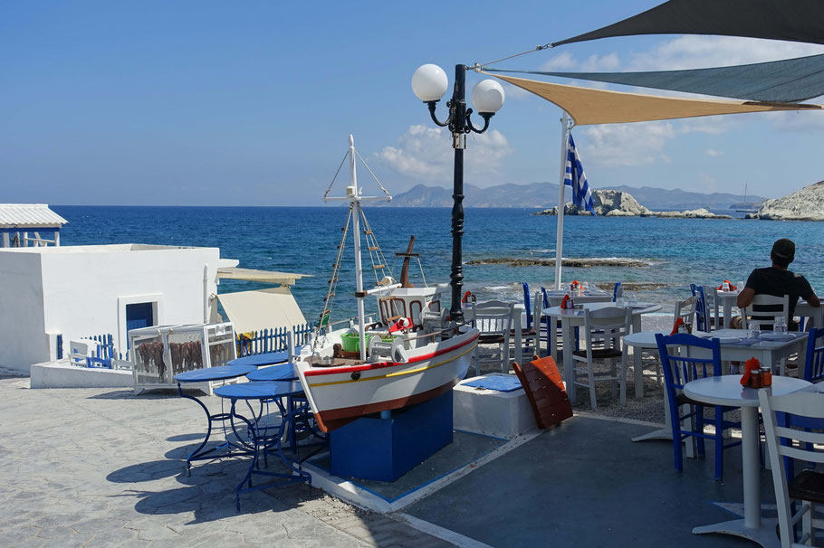 Grèce, Cyclades : Milos, le restaurant Medusa à Mandrakia est une belle taverne familiale idéalement située face à la mer