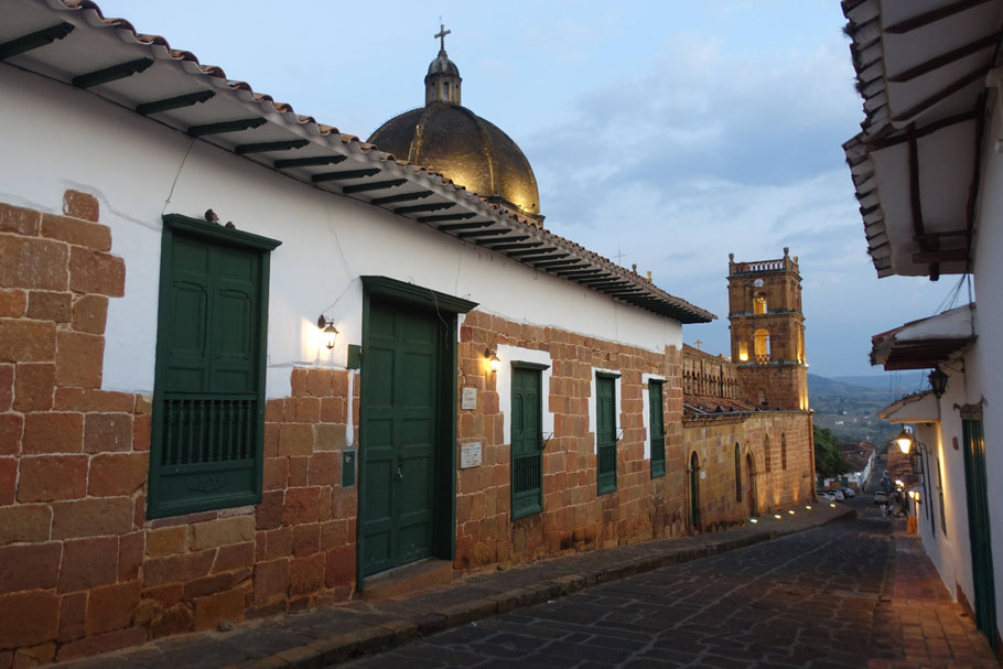 Colombie, Barichara : Calle 5 menant au Parque Central et à la cathédrale de l'Immaculée Conception