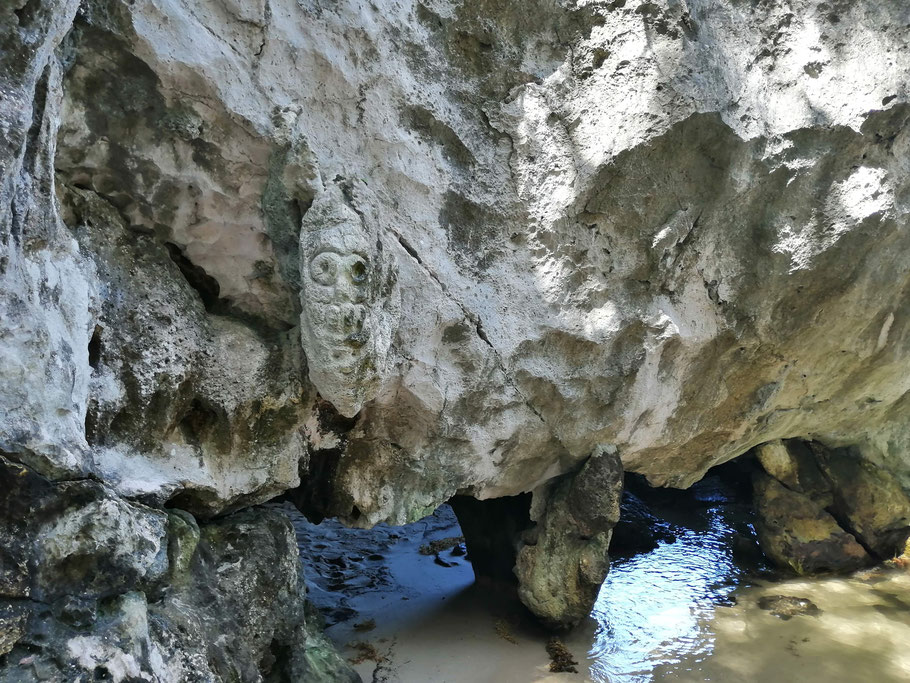 Art rupestre (pétroglyphe) à l'entrée de la Cueva La Arena