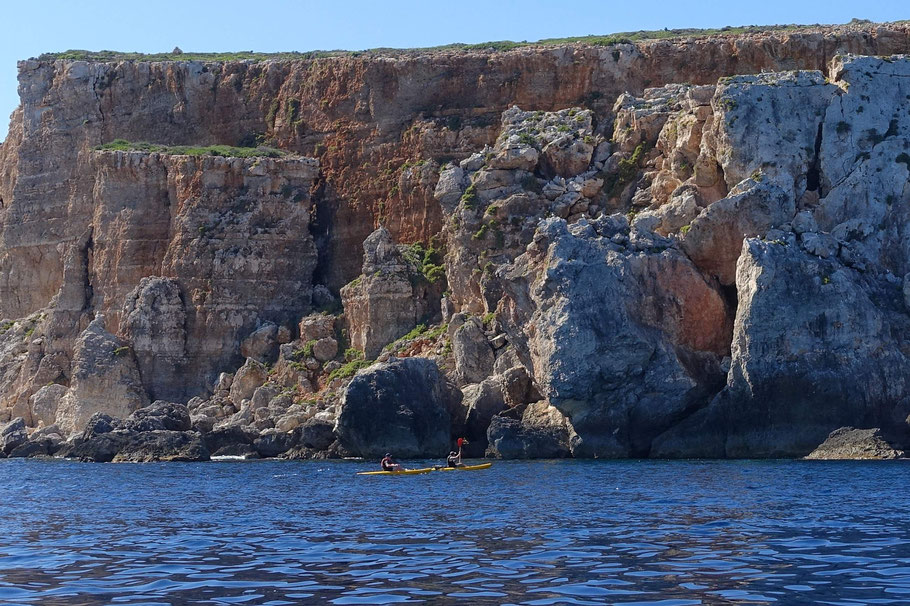Malte : kayakistes devant les falaises de Comino