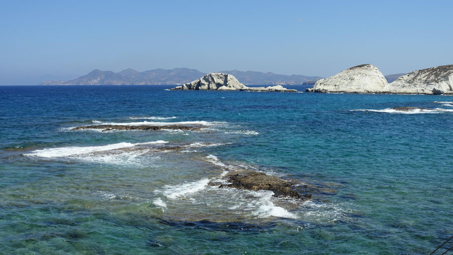 Grèce, Cyclades : Milos, vue sur la mer du restaurant Medusa à Mandrakia