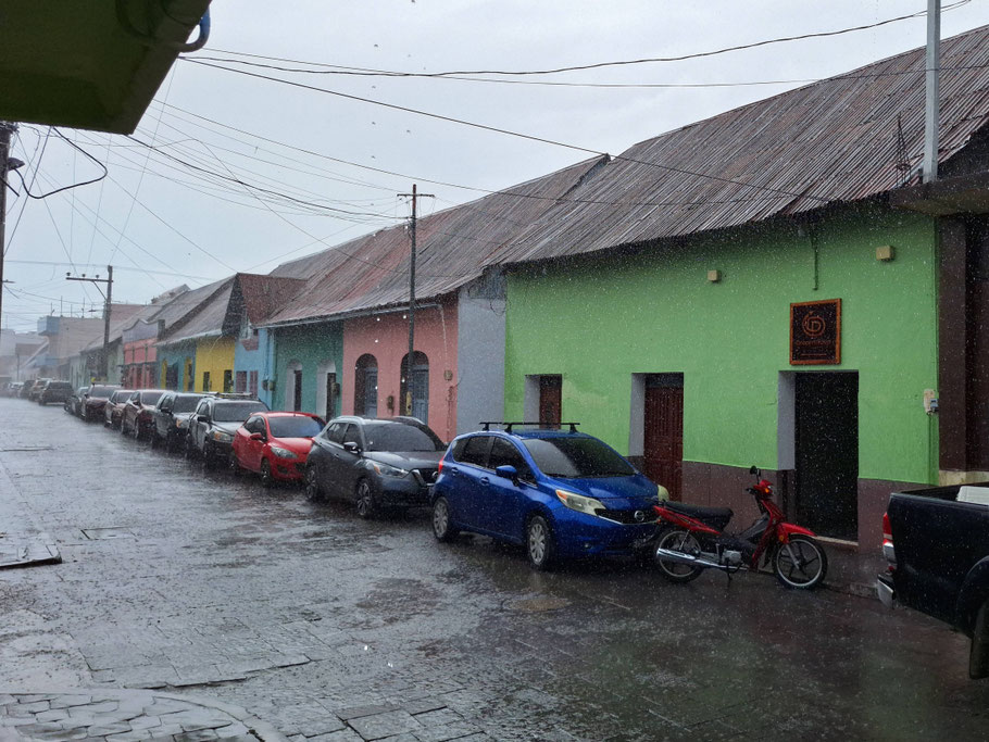 Guatemala, Petén Itzá : rue de Flores sous la pluie