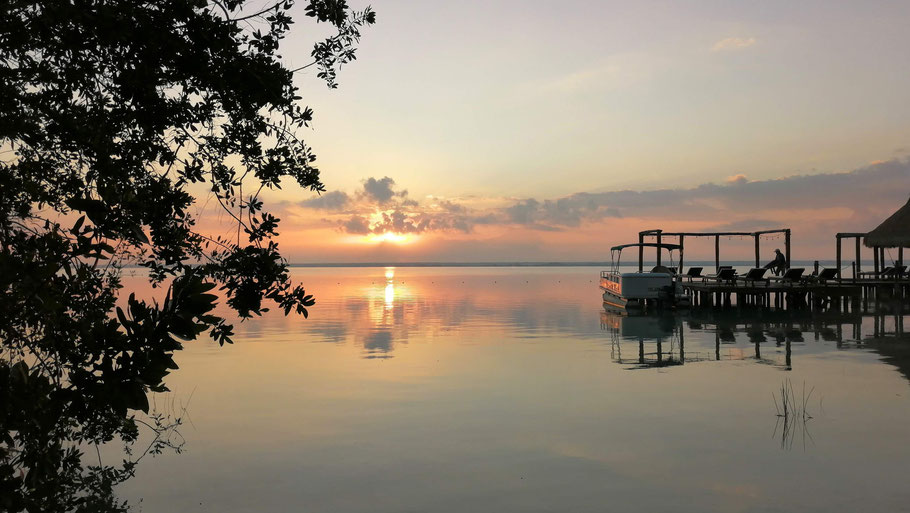 Mexique, Yucatan : lever de soleil sur la lagune de Bacalar