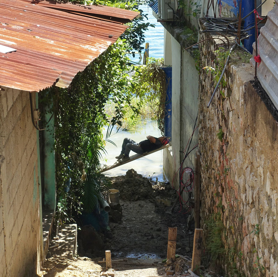Guatemala, Flores : repos au bord du lac à San Miguel