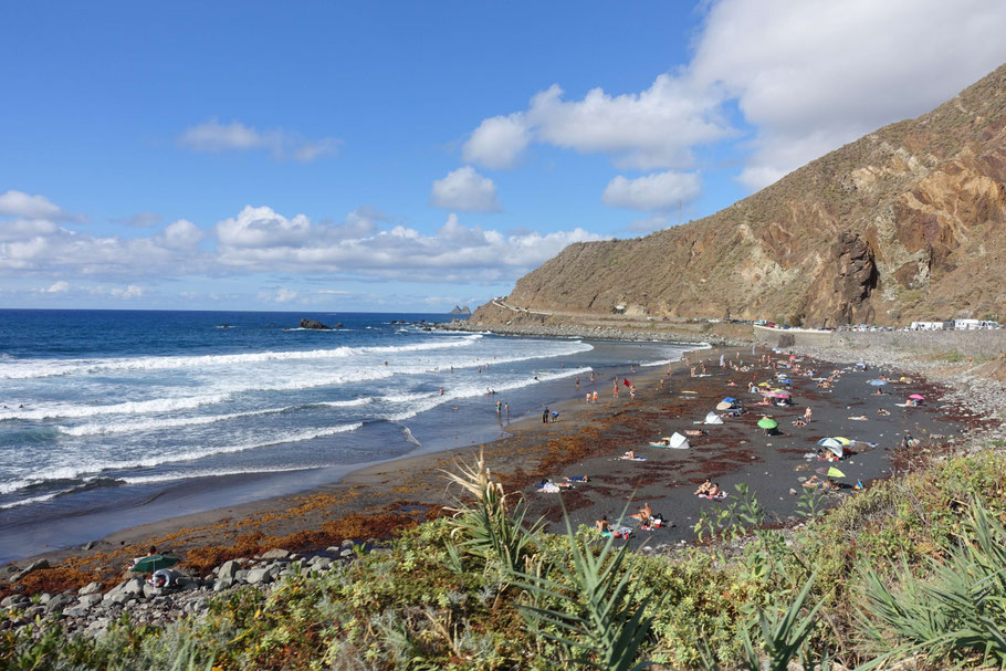 Canaries, Tenerife : Playa San Roque (2,5 km de Taganana)